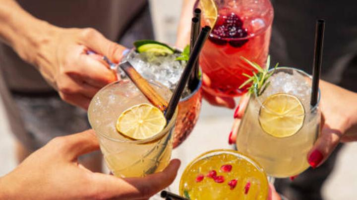 Минздрав: прохладительные алкогольные коктейли повышают риск теплового удара