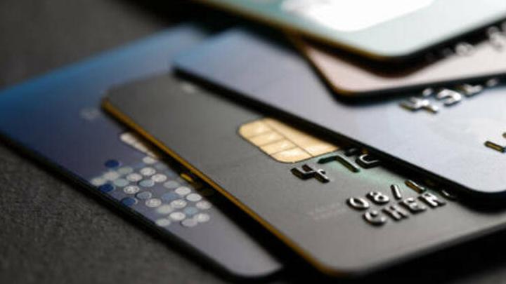 В Саратове мошенники оформили на граждан более 100 кредитных карт