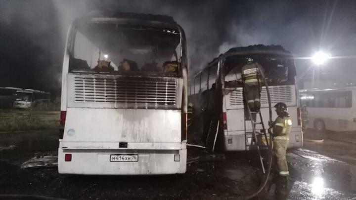 В Балакове на стоянке сгорели два пассажирских автобуса