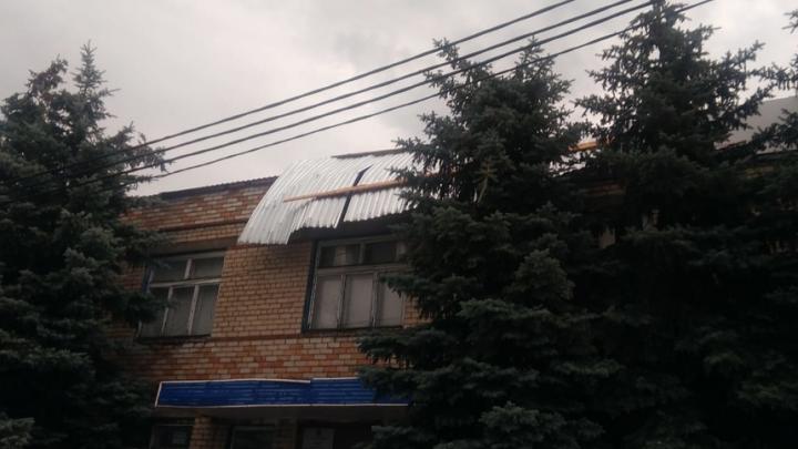 Штормовой ветер в Ивантеевке снес металлическую кровлю у административного здания