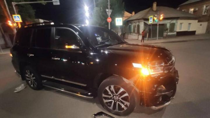 В Саратове водитель Hyundai попал в больницу после столкновения с внедорожником