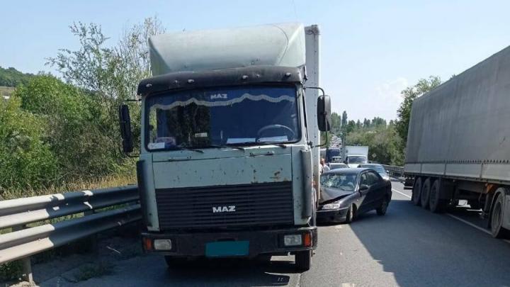 Kia въехала под грузовик в Заводском районе Саратова