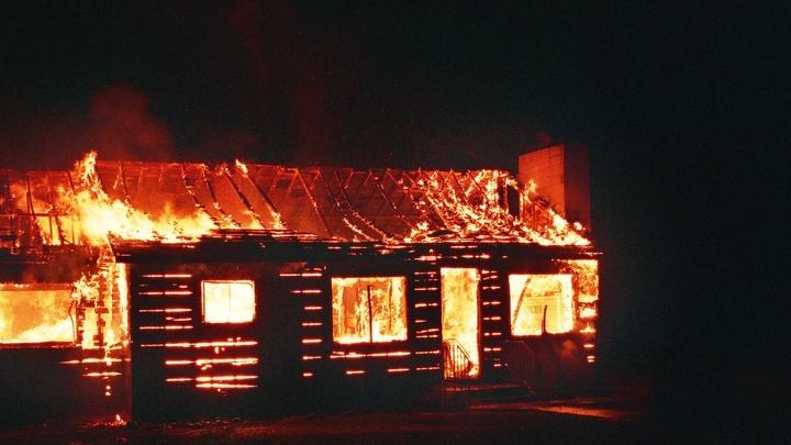 В Екатериновском районе ночью сгорел частный дом