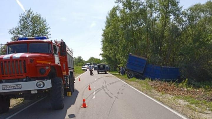В Лысогорском районе "КамАЗ" врезался в дерево: водитель не выжил