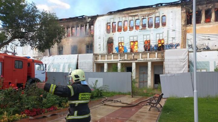 В Энгельсе горит Дом офицеров - памятник, где бывали Гагарин, Титов и Раскова