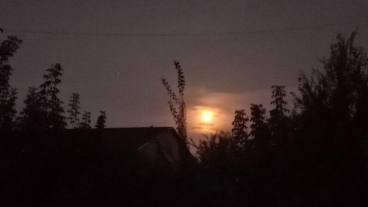 Перед рассветом саратовцы наблюдали оранжевую луну