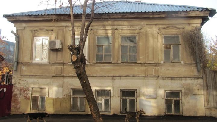 Старый дом в Обуховском переулке исключили из списка памятников