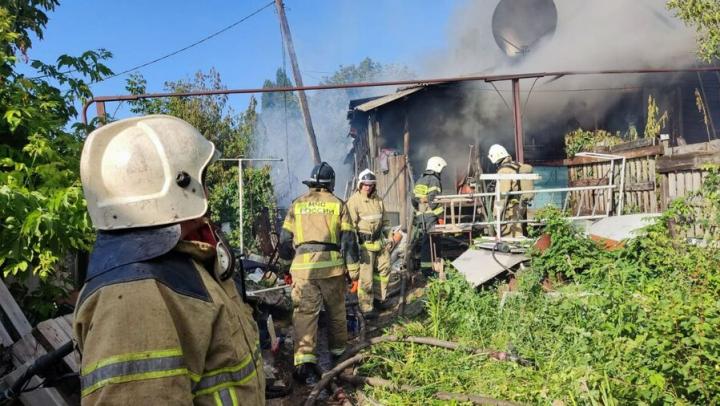 На Соборной в Саратове горит одноэтажный дом
