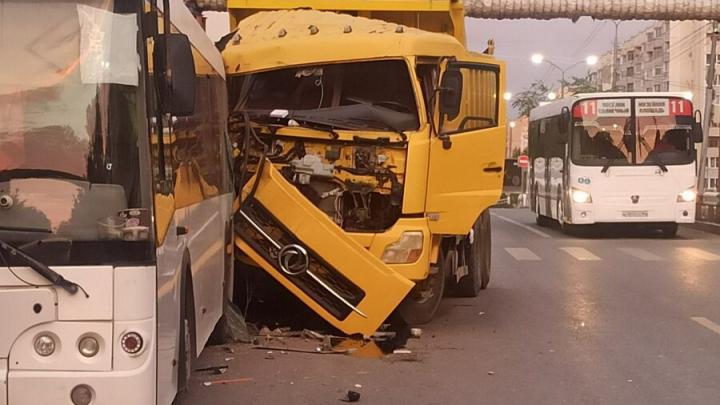 Уснувший водитель грузовика чудом остался жив после столкновения с автобусом
