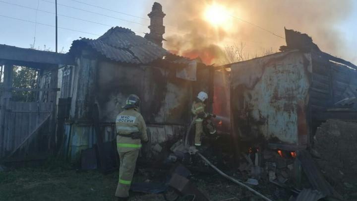 В саратовском селе хозяин спалил свой дом и успел спастись