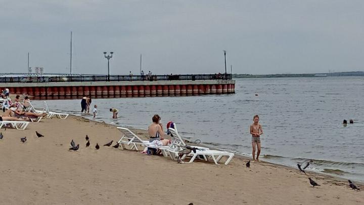 Саратовцы купаются на новом пляже, несмотря на запрет и непогоду