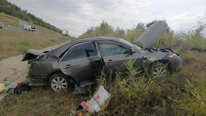 На саратовской трассе "Тойота" вылетела в кювет: пострадала женщина
