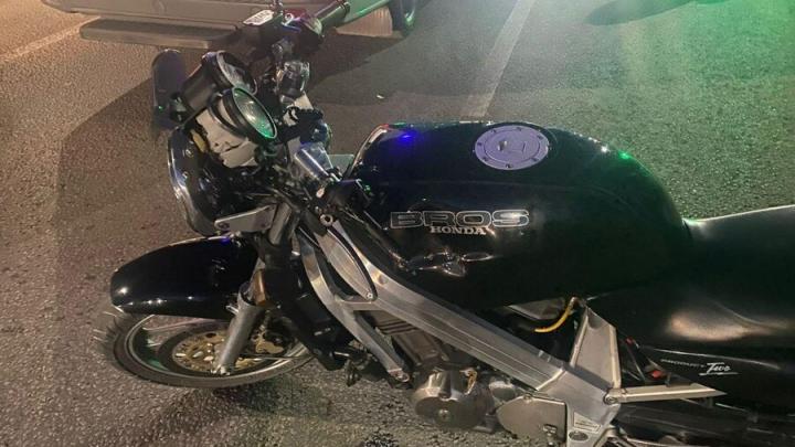 У саратовского "Метро" мотоциклист врезался в иномарку