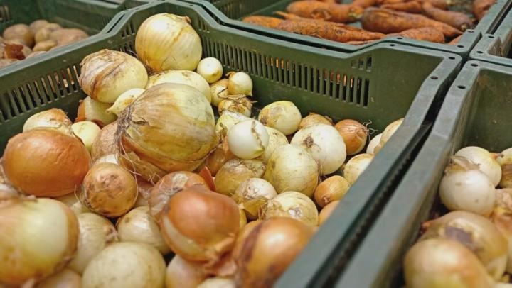 В Саратовской области снизились цены на лук и помидоры и повысились на сосиски