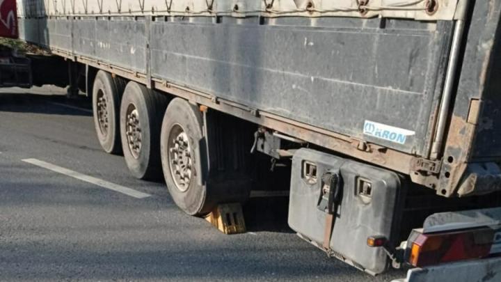 Водителя придавило колесом собственного тягача у заправки в Заводском районе