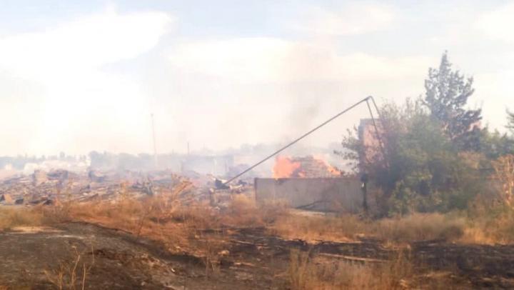 Из-за горящих построек в Новоузенске чуть не загорелся жилой сектор
