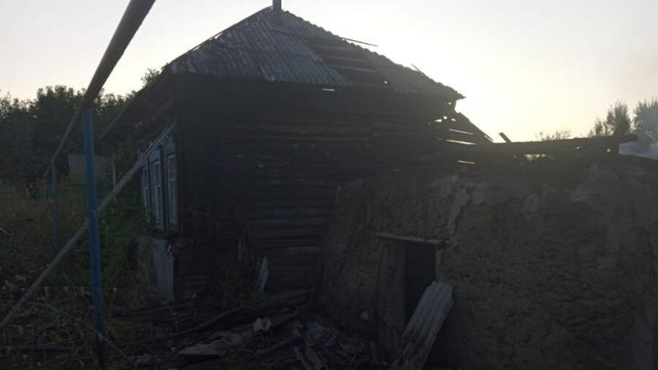 Из-за короткого замыкания ЛЭП под Вольском сгорели два дома с постройками