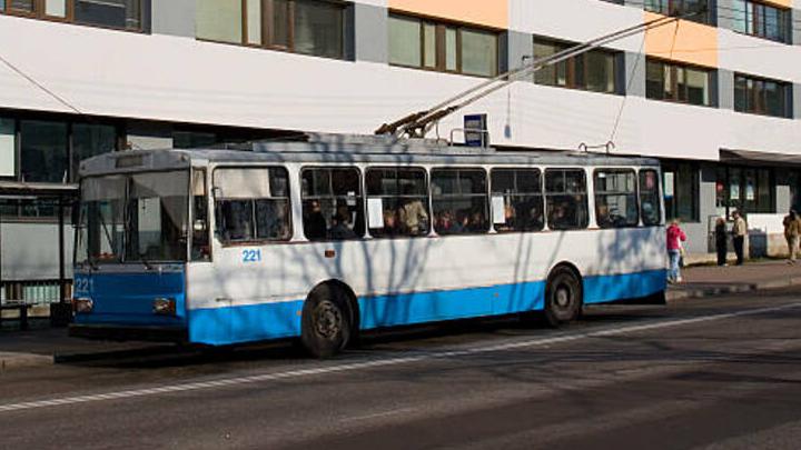 В Саратове из-за прорыва трубы прервалось движение троллейбуса №4