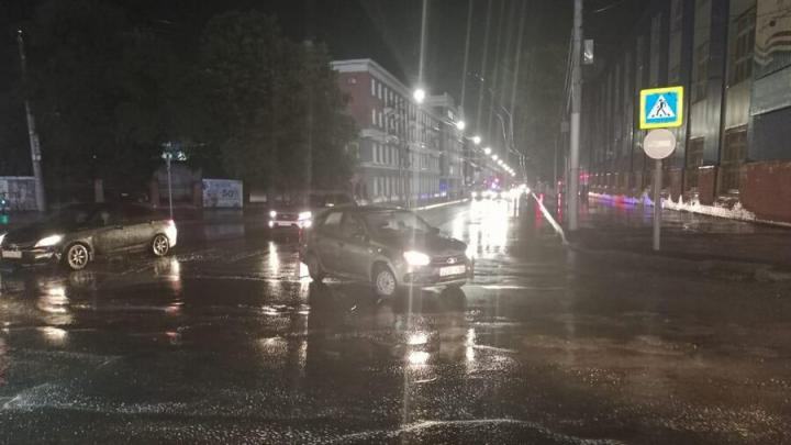 В дождь у саратовского стадиона "Локомотив" "Гранта" сбила пешехода