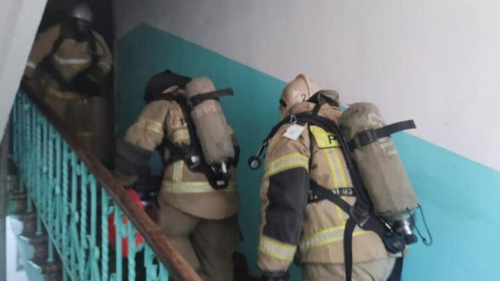 В Балакове тушили пожар в пятиэтажке