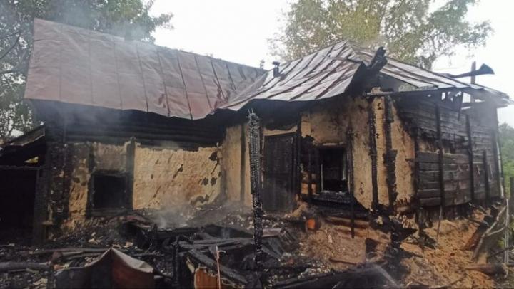 Из-за оставленного обогревателя в Вольском районе сгорел дом