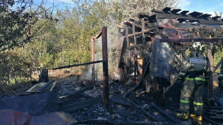 Пожилая женщина погибла в загоревшемся дачном домике в Балаковском районе