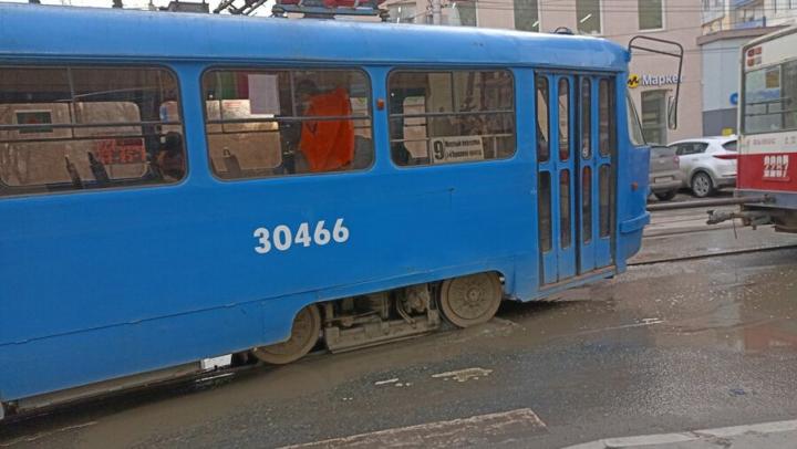 В Саратове сошел с рельсов трамвай № 9