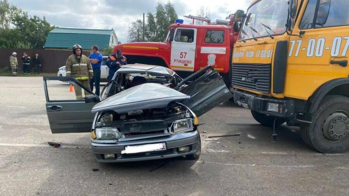 На въезде в Ртищево самосвал столкнулся с "15-й": водитель легковушки погиб