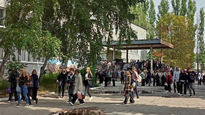 Саратовских школьников снова экстренно эвакуируют