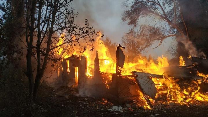 В Заводском районе сгорел двухэтажный расселенный дом