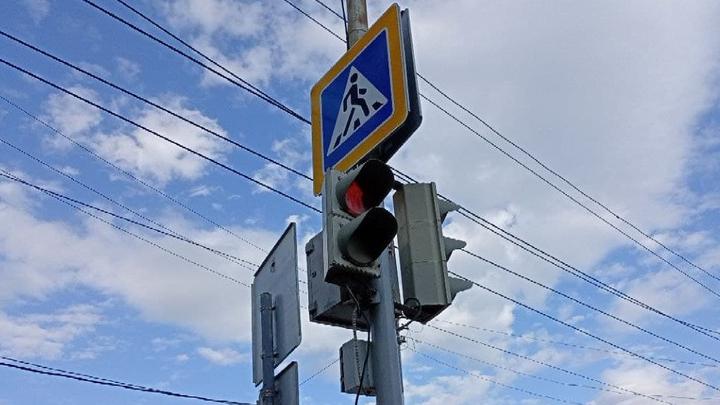 На выезде из Саратова из-за ДТП поврежден светофор