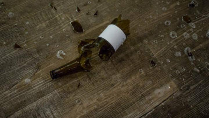 Житель Ртищева разбил бутылку о голову приятеля