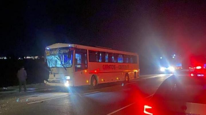 Ночью рейсовый автобус врезался в "КамАЗ" у Сторожевки: пятеро пострадало