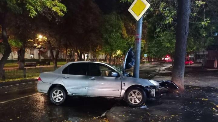 Иномарка врезалась в столб на Рахова: молодые люди в больнице