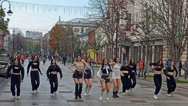 Подростки устроили танцы под дождем на проспекте Столыпина