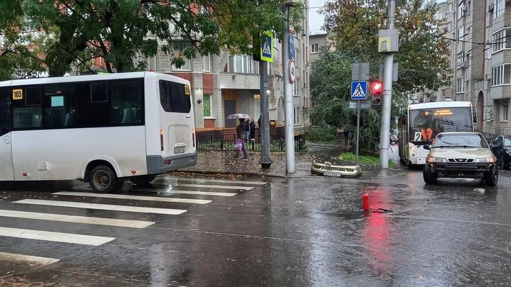 На улице Чернышевского столкнулись легковушка и маршрутное такси