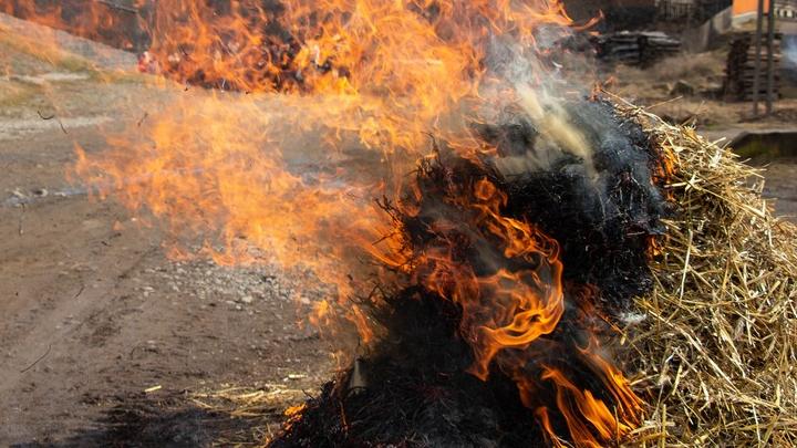 В Балаковском районе ночью горели тонны сена