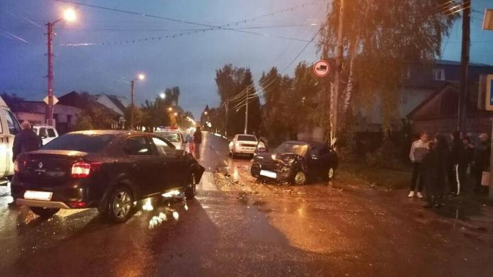 Пожилой водитель пострадал в столкновении "Логана" и "двенашки" в Петровске