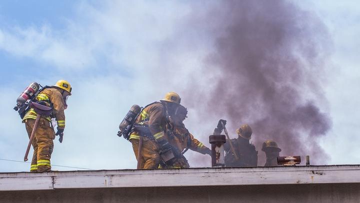 В Балакове горела крыша магазина и пекарни