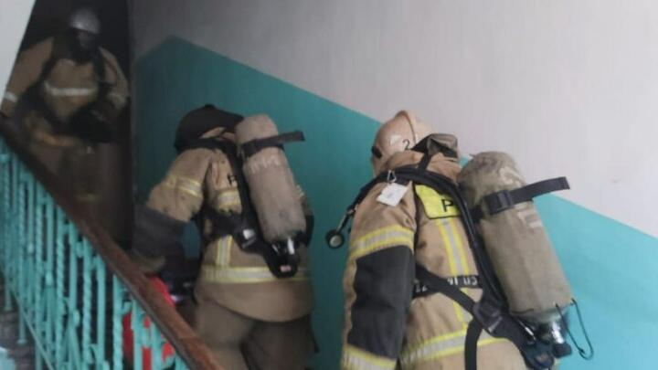 На пожаре в Балакове из многоэтажки эвакуировали восемь человек