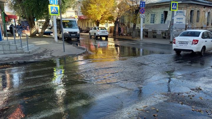 В Саратове ручей с улицы Соляной затапливает улицу Чернышевского