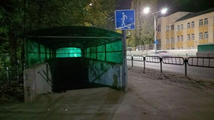Саратовцы жалуются на темноту в подземном переходе в Заводском районе