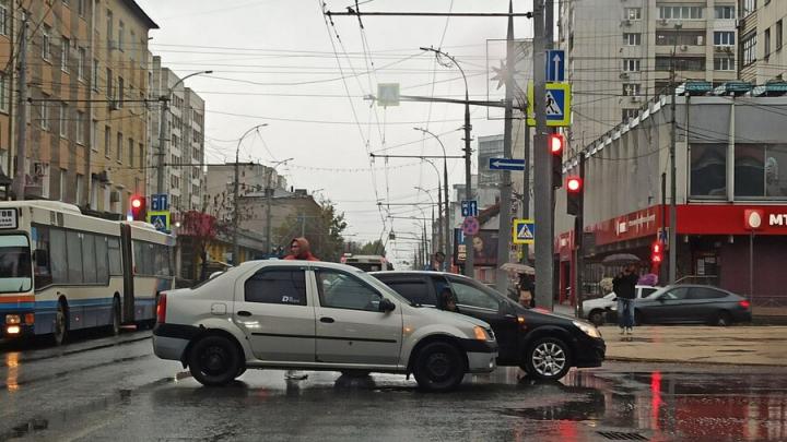 В центре Саратова в дождь столкнулись две иномарки и создали пробку