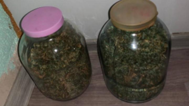 Полицейские нашли у саратовца несколько банок с марихуаной