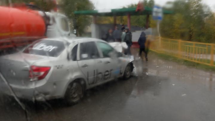 В Энгельсе такси столкнулось с ассенизаторской машиной