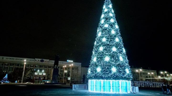 Саратовцы просят оставить новогодние елки, но отменить концерты и салюты