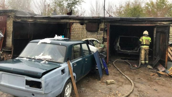 В Саратове горели пять гаражей и два автомобиля