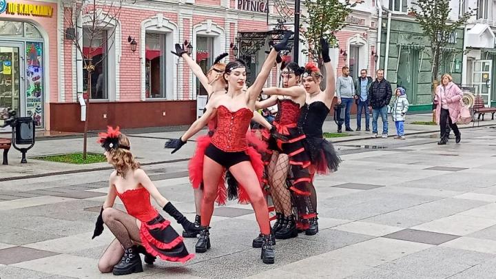 Саратовская молодежь устроила на проспекте Столыпина танцы к Хэллоуину