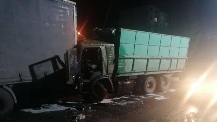 Водитель "Камаза" устроил массовое ДТП в Балакове и попал в больницу