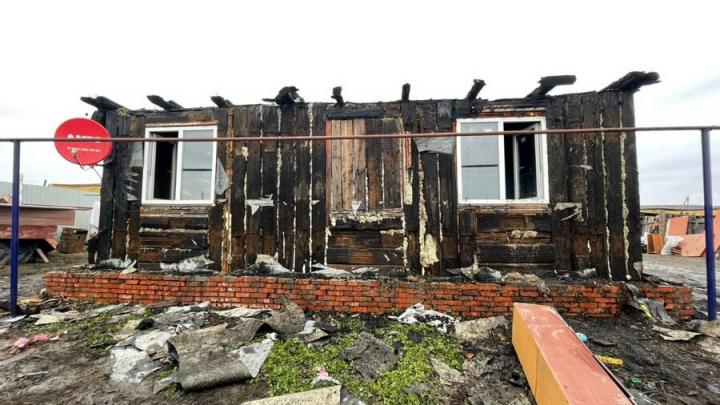 Ночью в саратовском селе сгорел дом: семья успела выбраться